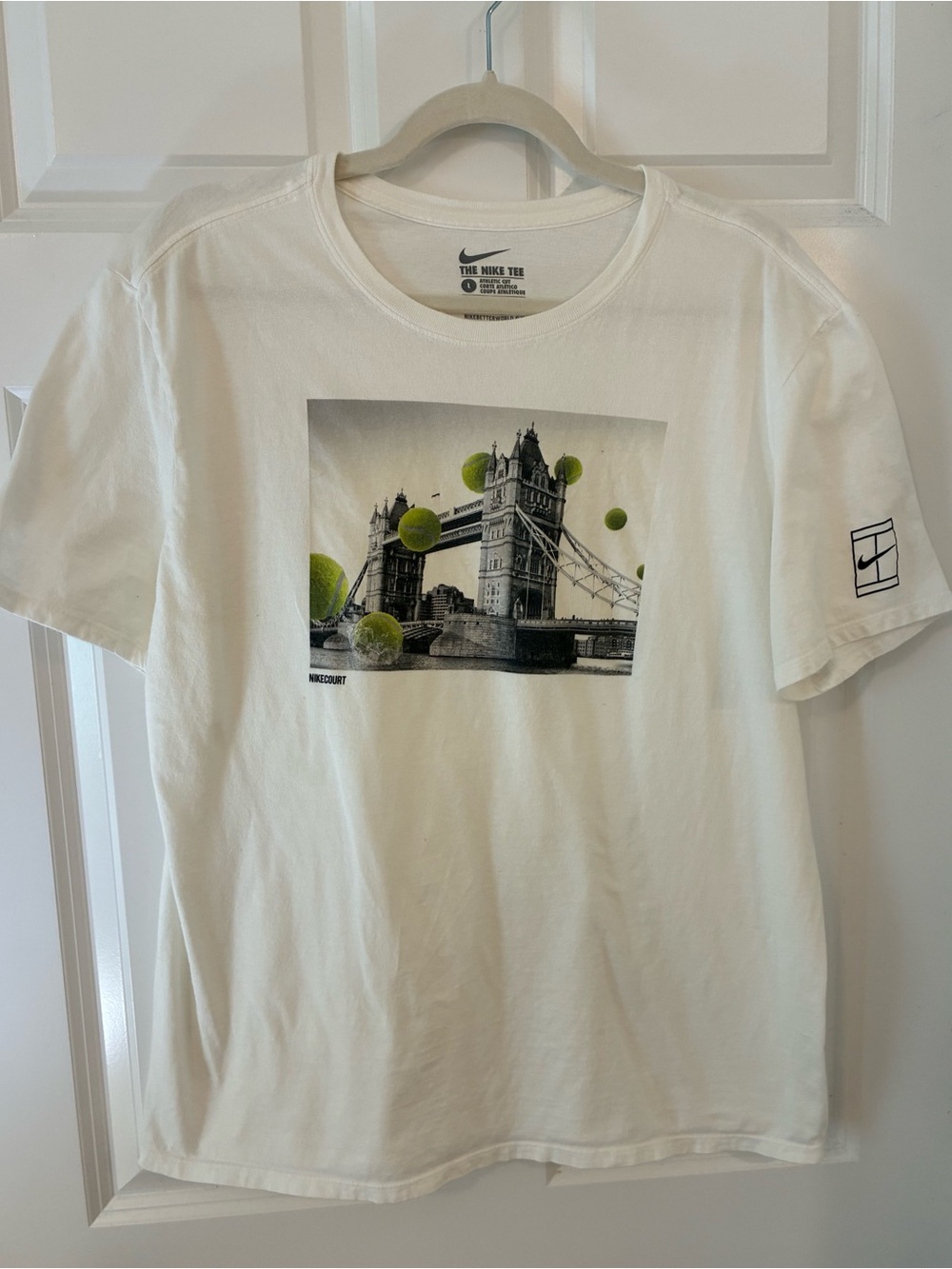 Nike Wimbledon White Graphic Tee with Green Tennis Balls & London Bridge L